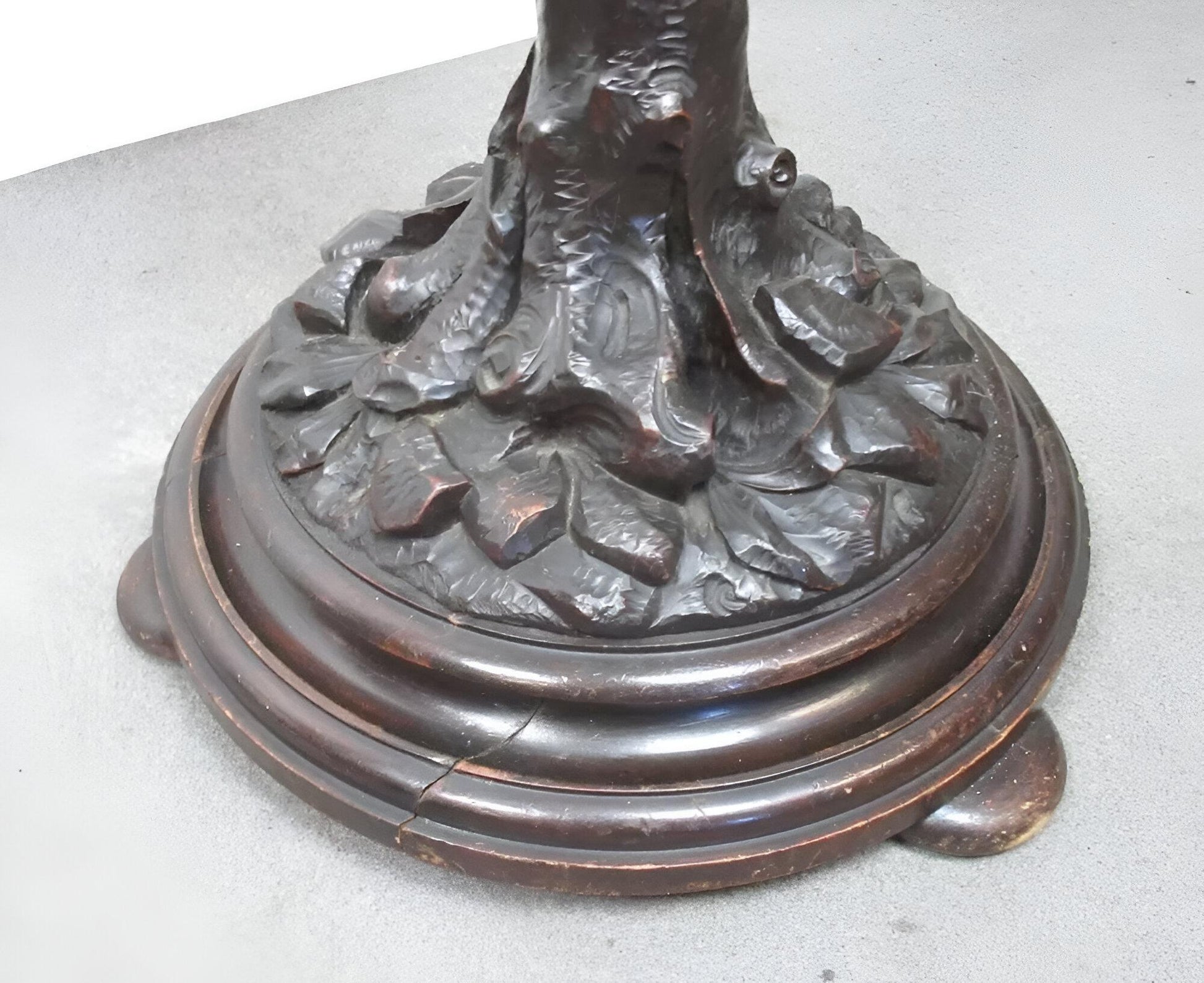 Scultura appendiabiti in legno intagliato con statua albero e due putti 1900