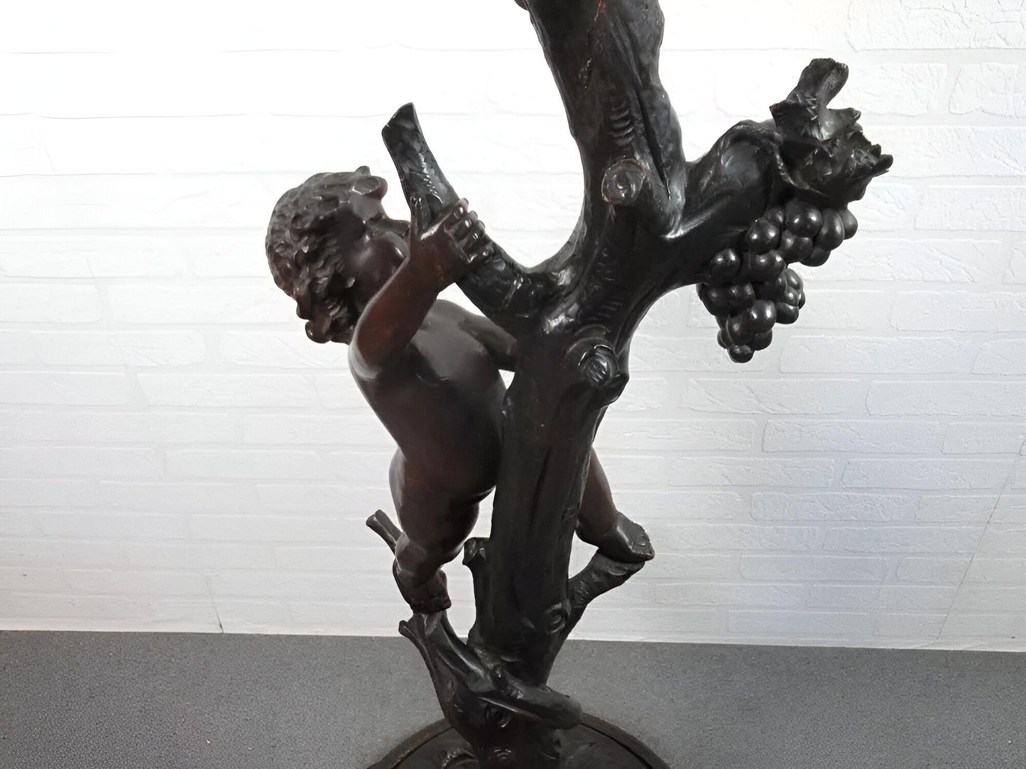Scultura appendiabiti in legno intagliato con statua albero e due putti 1900