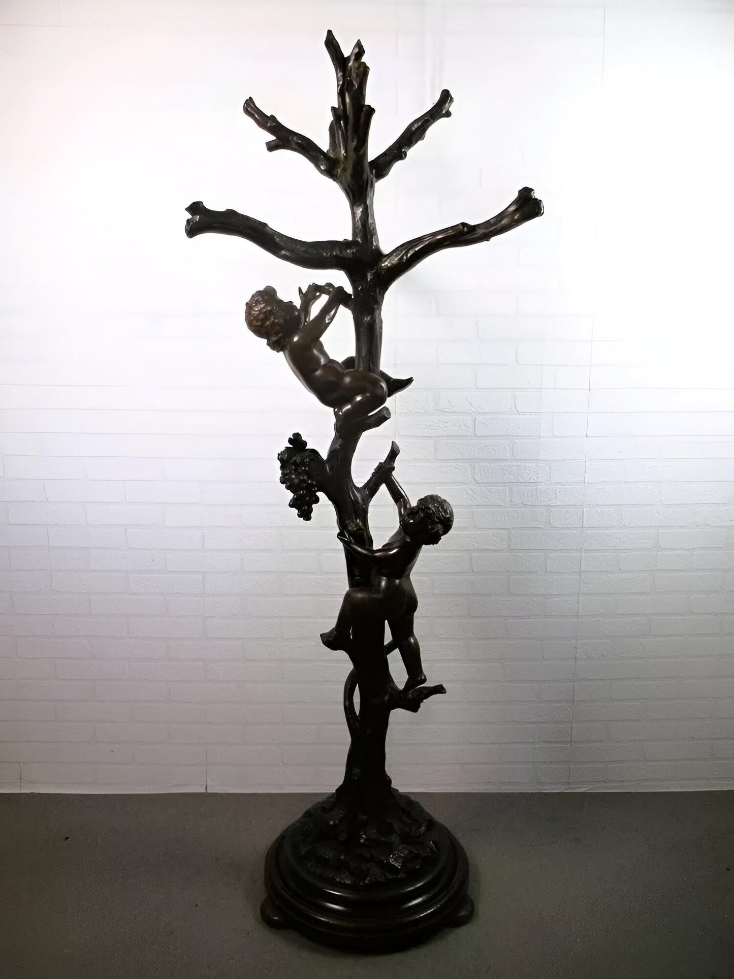 Scultura appendiabiti in legno intagliato con statua albero e due putti 1900